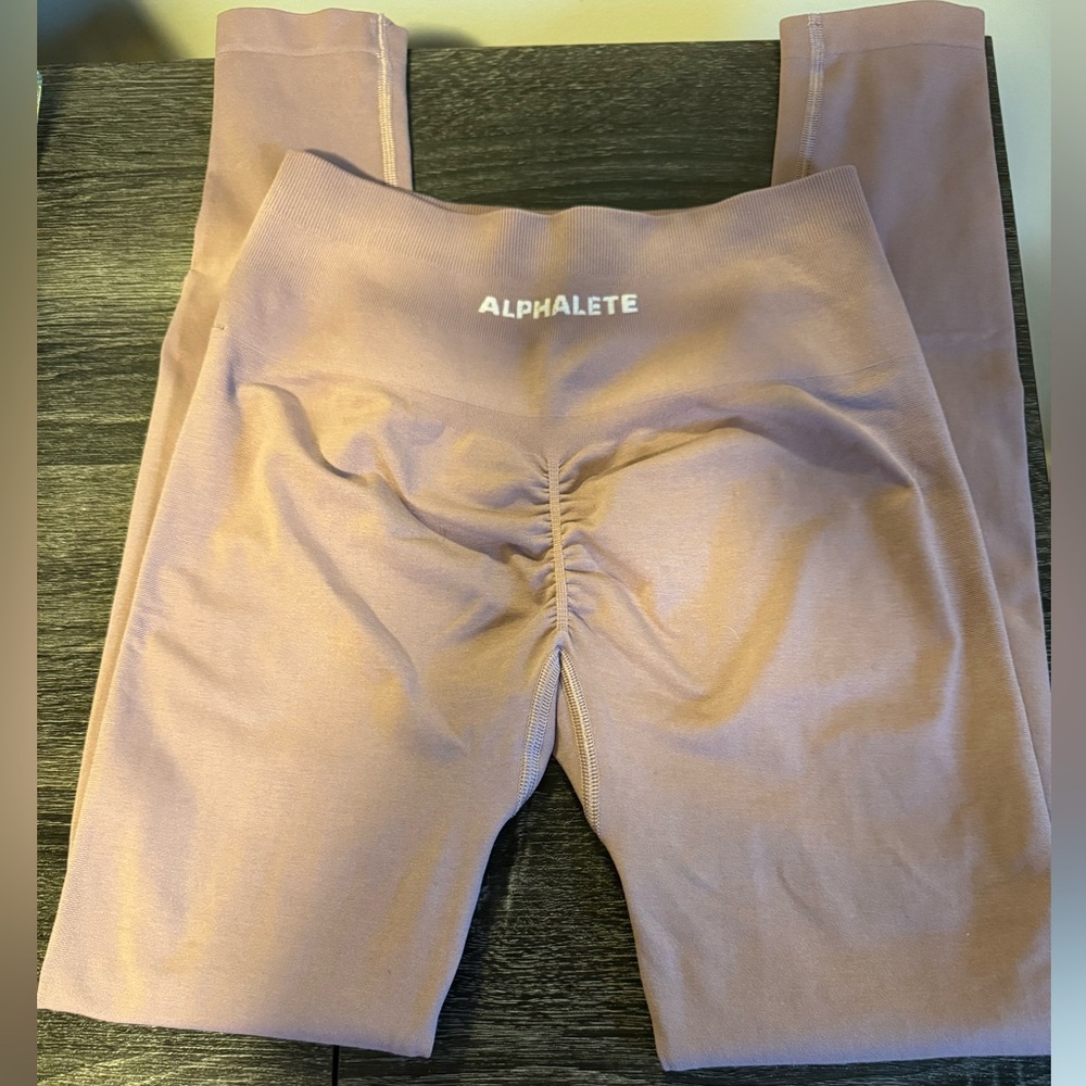 Alphalete Amplify Viola / light purple color. Medium.